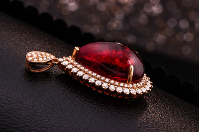 金魚叔叔的匠心 當珠寶邂逅光影，訴說首飾的靈動故事